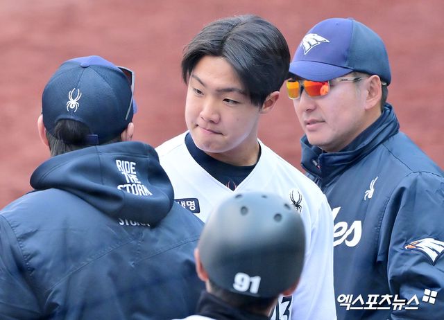 한화 투수 정우주(가운데)는 지난 17일 인천 SSG랜더스필드에서 열린 '2025 신한 SOL Bank KBO 리그' SSG전에서 1이닝 무실점 2탈삼진으로 생애 첫 홀드를 챙겼다. 엑스포츠뉴스 DB