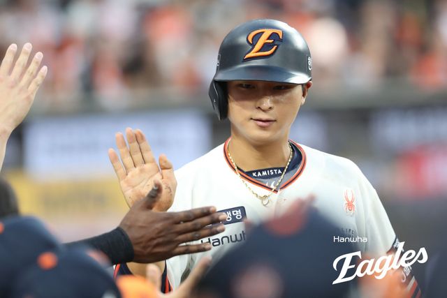 한화 외야수 최인호는 19일 대전한화생명볼파크에서 열릴 '2025 신한 SOL Bank KBO 리그' NC와 정규시즌 두 번째 맞대결에서 선발 제외됐다. 지난 경기 수비 도중 팀 동료 하주석과 충돌해 왼쪽 허벅지를 다쳤다. 경기 후반 대타 투입을 준비한다. 한화 이글스