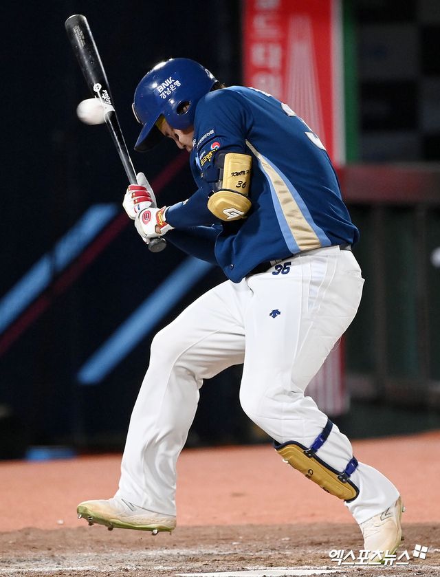 NC 외야수 권희동은 19일 대전한화생명볼파크에서 열린 '2025 신한 SOL Bank KBO 리그' 한화와 정규시즌 두 번째 경기에서 1번타자 좌익수로 선발 출전했다. 첫 타석 초구부터 왼쪽 광배근에 사구를 맞아 교체됐다. 엑스포츠뉴스 DB