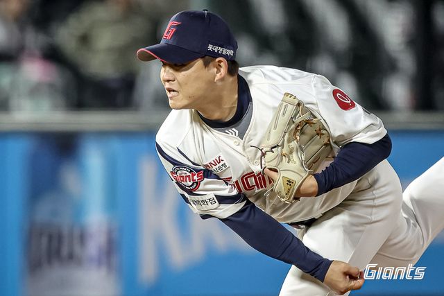 롯데 자이언츠 박시영이 정규시즌 경기에 등판해 역투하고 있다. 롯데 자이언츠
