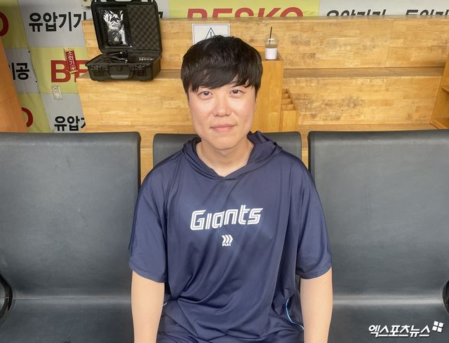 롯데 자이언츠 투수 박진형이 대구 삼성라이온즈파크에서 인터뷰한 뒤 기념촬영하고 있다. 엑스포츠뉴스 대구, 최원영 기자