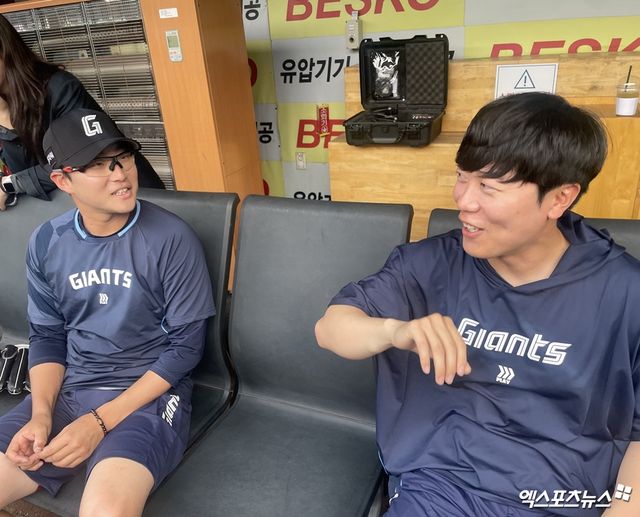 왼쪽부터 롯데 자이언츠 투수 박세웅과 투수 박진형. 박세웅이 박진형을 놀리고 있다. 엑스포츠뉴스 대구, 최원영 기자