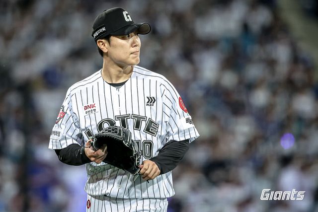 롯데 자이언츠 투수 박진형이 18일 대구 삼성 라이온즈전에 구원 등판해 투구한 뒤 마운드에서 내려오고 있다. 롯데 자이언츠