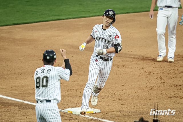 롯데 자이언츠 전민재가 19일 대구 삼성 라이온즈전에서 홈런을 친 뒤 베이스를 돌고 있다. 롯데 자이언츠