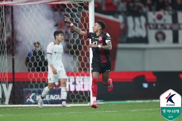 서울이 19일 서울월드컵경기장에서 열린 광주와의 '하나은행 K리그1 2025' 9라운드 홈 경기에서 1-2로 석패를 당했다.&nbsp; 1만 9234명의 관중 앞에서 서울은 홈 7경기 무패 행진을 달리는 동시에 올 시즌 7경기 무패 행진을 달리다가 아시아축구연맹(AFC) 챔피언스리그 엘리트 출전을 앞둔 광주에게 덜미를 잡혔다.&nbsp;한국프로축구연맹