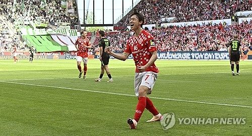 마인츠는 19일(한국시간) 독일 마인츠에 위치한 메바 아레나에서 열린 볼프스부르크와의 2024-25시즌 분데스리가 30라운드 홈경기에서 2-2 무승부를 거뒀다. 이날 이재성은 전반 37분 동점골을 터트리면서 리그 7호골을 터트렸다. 이재성이 동점골을 만들면서 분투했지만 마인츠는 후반 막판 동점골을 허용하면서 승리를 놓쳤다. 이로 인해 다음 시즌 유럽축구연맹(UEFA) 챔피언스리그 출전에 도전하는 마인츠는 4위 도약에 실패했다. 연합뉴스