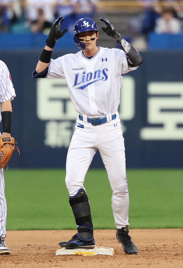 삼성 라이온즈 구자욱이 19일 대구 롯데 자이언츠전에서 안타를 친 뒤 세리머니하고 있다. 삼성 라이온즈