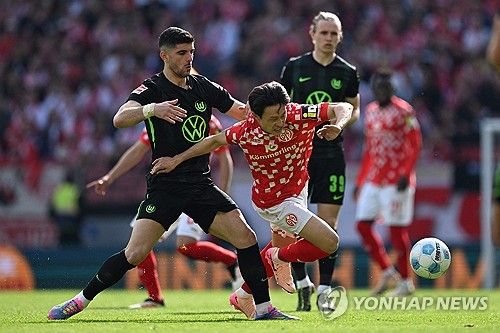 마인츠는 19일(한국시간) 독일 마인츠에 위치한 메바 아레나에서 열린 볼프스부르크와의 2024-25시즌 분데스리가 30라운드 홈경기에서 2-2 무승부를 거뒀다. 이날 이재성은 전반 37분 동점골을 터트리면서 리그 7호골을 터트렸다. 이재성이 동점골을 만들면서 분투했지만 마인츠는 후반 막판 동점골을 허용하면서 승리를 놓쳤다. 이로 인해 다음 시즌 유럽축구연맹(UEFA) 챔피언스리그 출전에 도전하는 마인츠는 4위 도약에 실패했다. 연합뉴스