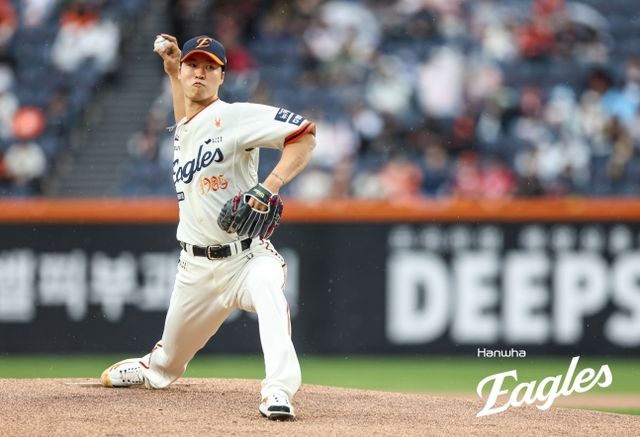 한화 투수 엄상백은 18일 대전한화생명볼파크에서 열린 '2025 신한 SOL Bank KBO 리그' NC와 정규시즌 첫 번째 맞대결에서 선발 등판했다. 5이닝 4실점을 기록하며 승리 투수가 됐지만, 전반적으로 만족할 수 없는 투구였다. 한화 이글스