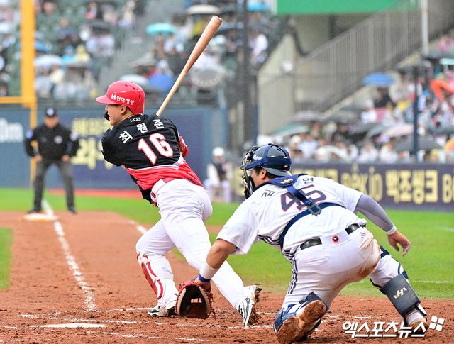 19일 오후 서울 송파구 잠실야구장에서 열린 '2025 신한 SOL Bank KBO리그' KIA 타이거즈와 두산 베어스의 경기, 6회초 2사 2,3루 KIA 최원준이 2타점 적시타를 날리고 있다. 잠실, 김한준 기자