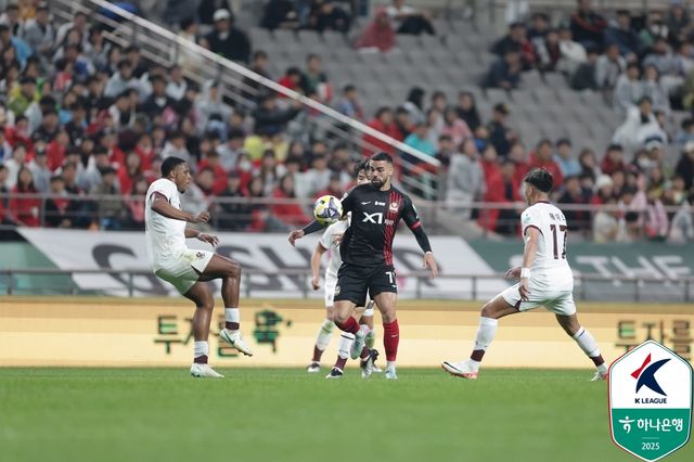 서울이 19일 서울월드컵경기장에서 열린 광주와의 '하나은행 K리그1 2025' 9라운드 홈 경기에서 1-2로 석패를 당했다.&nbsp; 1만 9234명의 관중 앞에서 서울은 홈 7경기 무패 행진을 달리는 동시에 올 시즌 7경기 무패 행진을 달리다가 아시아축구연맹(AFC) 챔피언스리그 엘리트 출전을 앞둔 광주에게 덜미를 잡혔다.&nbsp;한국프로축구연맹