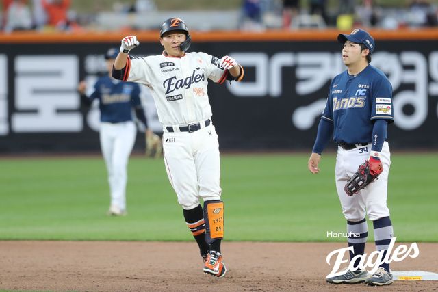 한화 외야수 김태연(왼쪽)은 19일 대전한화생명볼파크에서 열린 '2025 신한 SOL Bank KBO 리그' NC와 정규시즌 두 번째 맞대결에서 1번타자 좌익수로 선발 출전했다. 3회말 1타점 적시타로 결승 타점을 기록해 팀 승리에 힘을 보탰다. 한화 이글스