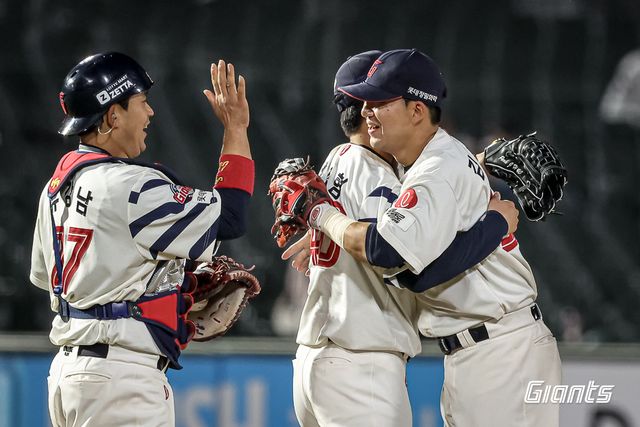 롯데 자이언츠 동료들이 17일 사직 키움 히어로즈전을 마치고 가운데에 선 박진형을 안아주며 축하하고 있다. 롯데 자이언츠