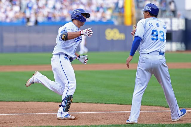 삼성 라이온즈 김영웅이 19일 대구 롯데 자이언츠전에서 홈런을 친 뒤 베이스를 돌고 있다. 삼성 라이온즈