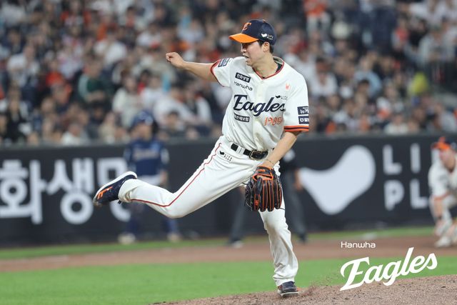 한화 투수 엄상백은 18일 대전한화생명볼파크에서 열린 '2025 신한 SOL Bank KBO 리그' NC와 정규시즌 첫 번째 맞대결에서 선발 등판했다. 5이닝 4실점을 기록하며 승리 투수가 됐지만, 전반적으로 만족할 수 없는 투구였다. 한화 이글스