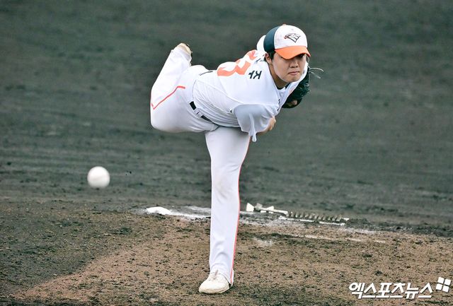한화 투수 정우주는 지난 17일 인천 SSG랜더스필드에서 열린 '2025 신한 SOL Bank KBO 리그' SSG전에서 1이닝 무실점 2탈삼진으로 생애 첫 홀드를 챙겼다. 엑스포츠뉴스 DB