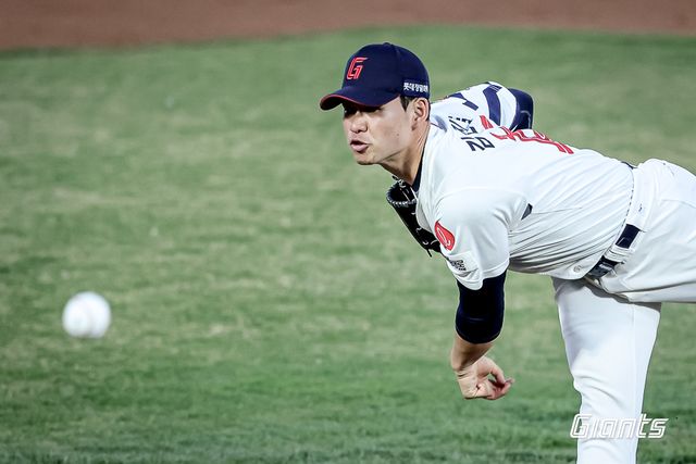 롯데 자이언츠 선발투수 김진욱이 정규시즌 경기에 선발 등판해 역투하고 있다. 롯데 자이언츠