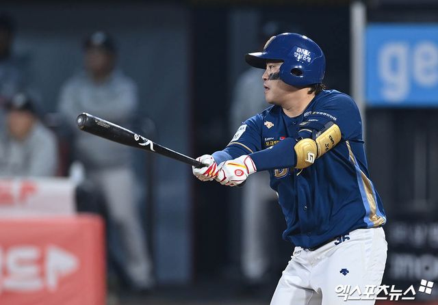NC 외야수 권희동은 19일 대전한화생명볼파크에서 열린 '2025 신한 SOL Bank KBO 리그' 한화와 정규시즌 두 번째 경기에서 1번타자 좌익수로 선발 출전했다. 첫 타석 초구부터 왼쪽 광배근에 사구를 맞아 교체됐다. 엑스포츠뉴스 DB