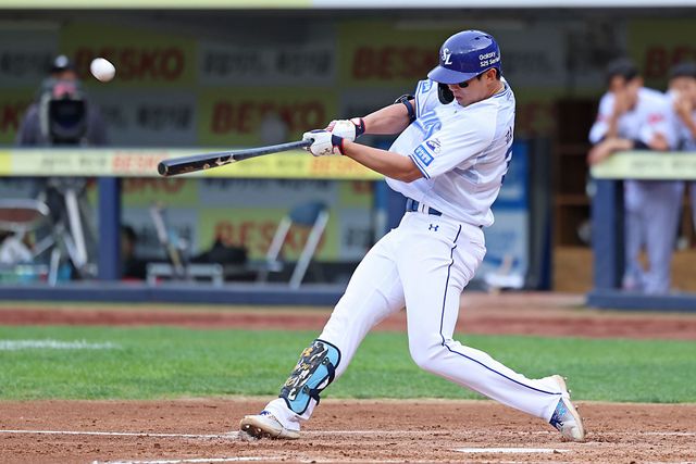 삼성 라이온즈 김영웅이 19일 대구 롯데 자이언츠전에서 홈런을 치고 있다. 삼성 라이온즈