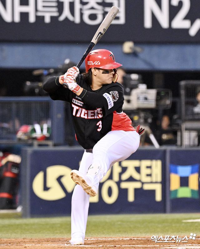 18일 오후 서울 송파구 잠실야구장에서 열린 '2025 신한 SOL Bank KBO리그' KIA 타이거즈와 두산 베어스의 경기, 3회초 2사 1루 KIA 김선빈이 타격에 임하고 있다. 이범호 KIA 감독은 '고참 선수가 종아리가 안 좋았는데도 어떻게 한 번 살아나가 보겠다고 하는 그런 걸 보면서 나도 많이 느꼈다. 팀이 앞으로 좋은 방향으로 잘 갈 수 있을 것 같다는 생각도 들었다. 다행히 큰 부상이 아니니까 하루 정도만 쉬면 내일부터는 괜찮을 거라고 생각한다'고 밝혔다. 엑스포츠뉴스DB