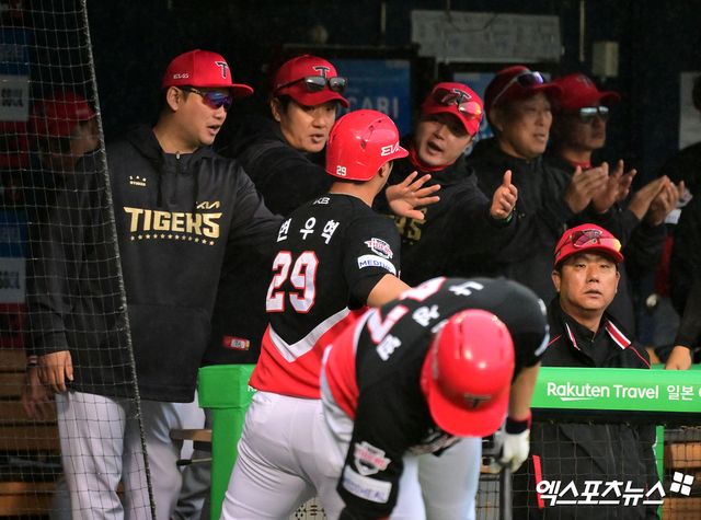 19일 오후 서울 송파구 잠실야구장에서 열린 '2025 신한 SOL Bank KBO리그' KIA 타이거즈와 두산 베어스의 경기, 3회초 2사 3루 KIA 변우혁이 두산 강승호의 실책을 틈타 득점에 성공하고 있다. 잠실, 김한준 기자