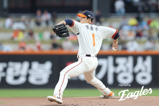 한화 투수 문동주는 19일 대전한화생명볼파크에서 열린 '2025 신한 SOL Bank KBO 리그' NC와 정규시즌 두 번째 맞대결에서 선발 등판했다. 최고 159㎞ 강속구로 5이닝 2실점 해 승리 투수가 됐다. 이로써 한화는 2007년 이후 오랜만에 선발 6연승을 질주했다. 한화 이글스