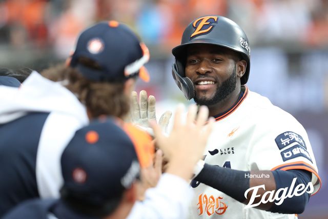 한화 외야수 플로리얼은 19일 대전한화생명볼파크에서 열린 '2025 신한 SOL Bank KBO 리그' NC와 정규시즌 두 번째 맞대결에서 2번타자 중견수로 선발 출전했다. 3회말 홈런포를 포함해 2타점으로 활약해 팀 승리에 보탬이 됐다. 한화 이글스