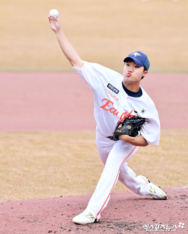 한화 투수 정우주는 지난 17일 인천 SSG랜더스필드에서 열린 '2025 신한 SOL Bank KBO 리그' SSG전에서 1이닝 무실점 2탈삼진으로 생애 첫 홀드를 챙겼다. 엑스포츠뉴스 DB