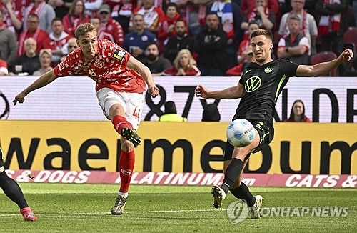 마인츠는 19일(한국시간) 독일 마인츠에 위치한 메바 아레나에서 열린 볼프스부르크와의 2024-25시즌 분데스리가 30라운드 홈경기에서 2-2 무승부를 거뒀다. 이날 이재성은 전반 37분 동점골을 터트리면서 리그 7호골을 터트렸다. 이재성이 동점골을 만들면서 분투했지만 마인츠는 후반 막판 동점골을 허용하면서 승리를 놓쳤다. 이로 인해 다음 시즌 유럽축구연맹(UEFA) 챔피언스리그 출전에 도전하는 마인츠는 4위 도약에 실패했다. 연합뉴스