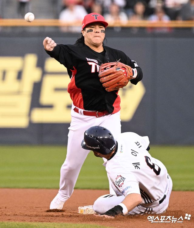 18일 오후 서울 송파구 잠실야구장에서 열린 '2025 신한 SOL Bank KBO리그' KIA 타이거즈와 두산 베어스의 경기, 1회말 무사 1,2루 KIA 김선빈이 두산 양의지의 내야땅볼때 케이브를 포스아웃 시킨 후 1루로 송구하고 있다. 이범호 KIA 감독은 '고참 선수가 종아리가 안 좋았는데도 어떻게 한 번 살아나가 보겠다고 하는 그런 걸 보면서 나도 많이 느꼈다. 팀이 앞으로 좋은 방향으로 잘 갈 수 있을 것 같다는 생각도 들었다. 다행히 큰 부상이 아니니까 하루 정도만 쉬면 내일부터는 괜찮을 거라고 생각한다'고 밝혔다. 엑스포츠뉴스DB