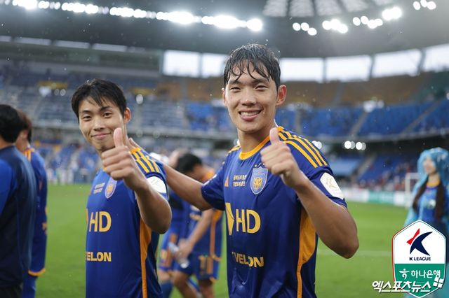 이명재가 19일(한국시간) 영국 버밍엄에 있는 세인트 앤드루스 경기장에서 열린 크롤리 타운과의 2024-2025시즌 리그원(3부) 43라운드 홈 경기에 교체 출전해 영국 무대 데뷔전을 치렀다.&nbsp;한국프로축구연맹