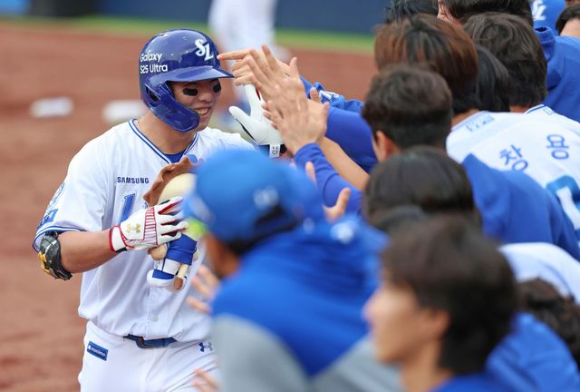 삼성 라이온즈 김영웅이 19일 대구 롯데 자이언츠전에서 홈런을 친 뒤 동료들의 축하를 받고 있다. 삼성 라이온즈