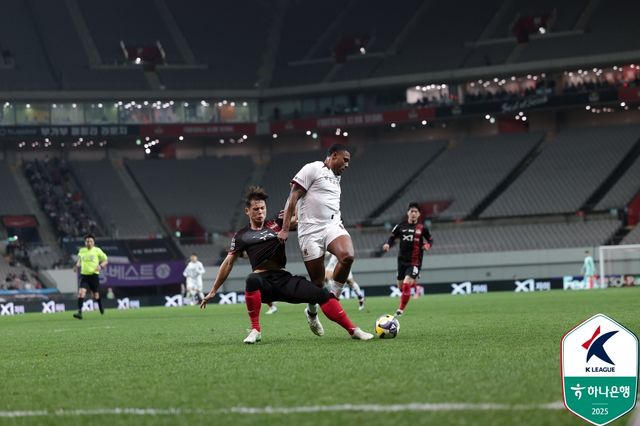 서울이 19일 서울월드컵경기장에서 열린 광주와의 '하나은행 K리그1 2025' 9라운드 홈 경기에서 1-2로 석패를 당했다. 1만 9234명의 관중 앞에서 서울은 홈 7경기 무패 행진을 달리는 동시에 올 시즌 7경기 무패 행진을 달리다가 아시아축구연맹(AFC) 챔피언스리그 엘리트 출전을 앞둔 광주에게 덜미를 잡혔다. 한국프로축구연맹