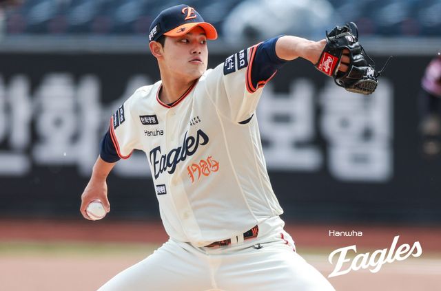 한화 투수 문동주는 19일 대전한화생명볼파크에서 열린 '2025 신한 SOL Bank KBO 리그' NC와 정규시즌 두 번째 맞대결에서 선발 등판했다. 최고 159㎞ 강속구로 5이닝 2실점 해 승리 투수가 됐다. 이로써 한화는 2007년 이후 오랜만에 선발 6연승을 질주했다. 한화 이글스