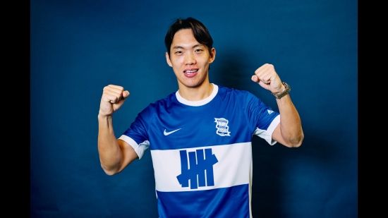 이명재가 19일(한국시간) 영국 버밍엄에 있는 세인트 앤드루스 경기장에서 열린 크롤리 타운과의 2024-2025시즌 리그원(3부) 43라운드 홈 경기에 교체 출전해 영국 무대 데뷔전을 치렀다.&nbsp;버밍엄