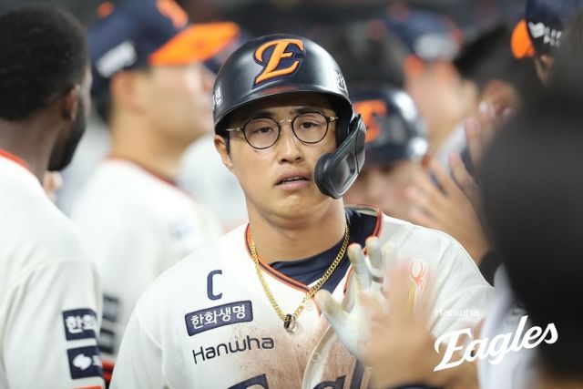 한화 내야수 채은성은 지난 18일 대전한화생명볼파크에서 열린 '2025 신한 SOL Bank KBO 리그' NC와 정규시즌 첫 번째 맞대결에서 5번타자 1루수로 선발 출전했다. 홈런포를 포함해 5타점으로 활약해 공격에 활력을 불어넣었다. 한화 이글스