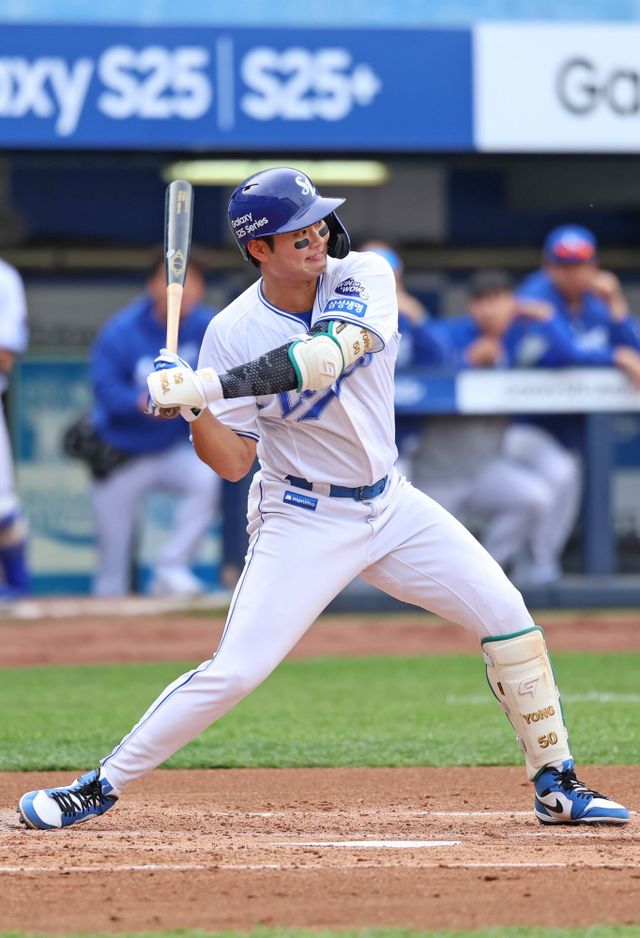 삼성 라이온즈 이창용이 19일 대구 롯데 자이언츠전에서 타격하고 있다. 삼성 라이온즈