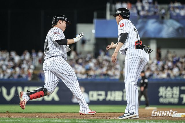 롯데 자이언츠 정보근이 18일 대구 삼성라이온즈파크에서 열린 삼성 라이온즈와의 경기에서 홈런을 친 뒤 베이스를 돌고 있다. 롯데 자이언츠