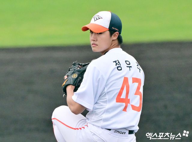 한화 투수 정우주는 지난 17일 인천 SSG랜더스필드에서 열린 '2025 신한 SOL Bank KBO 리그' SSG전에서 1이닝 무실점 2탈삼진으로 생애 첫 홀드를 챙겼다. 엑스포츠뉴스 DB