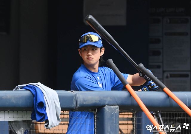 27일 오후 서울 송파구 잠실야구장에서 열리는 '2024 신한 SOL Bank KBO리그' 삼성 라이온즈와 LG 트윈스의 경기에 앞서 삼성 구자욱이 더그아웃에서 타격 연습을 하고 있다. 엑스포츠뉴스 DB