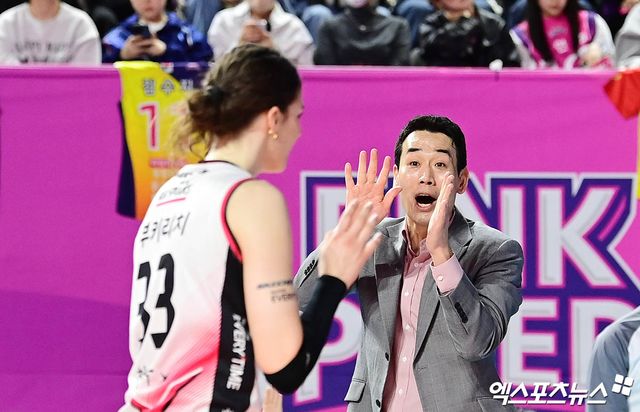 정관장 고희진 감독이 2일 인천 삼산월드체육관에서 열린 흥국생명과의 챔피언결정전 2차전에서 작전을 지시하고 있다. 엑스포츠뉴스 삼산, 박지영 기자