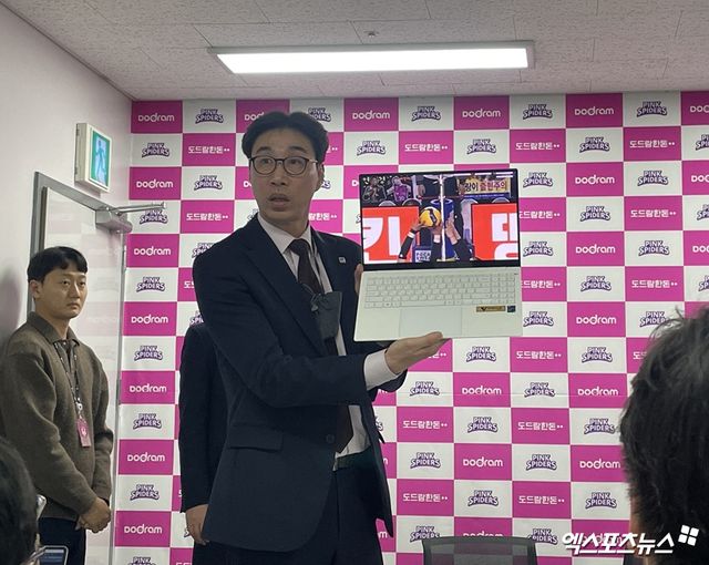 김세진 한국배구연맹 경기운영본부장이 2일 인천 삼산월드체육관에서 열린 흥국생명과 정관장의 챔피언결정전 2차전 종료 후 비디오 판독 결과에 대해 설명하고 있다. 엑스포츠뉴스 삼산, 최원영 기자