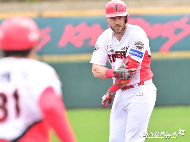 3일 오후 일본 오키나와 킨 구장에서 열린 KT 위즈와 KIA 타이거즈의 연습경기, 4회말 KIA 위즈덤이 2루타를 날린 후 타임을 요청하고 있다. 엑스포츠뉴스 DB