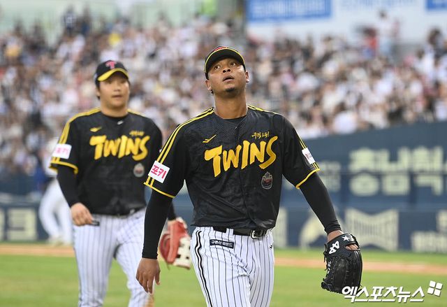 LG 투수 에르난데스(오른쪽)는 2일 수원 KT위즈파크에서 열린 '2025 신한 SOL Bank KBO 리그' KT와 정규시즌 첫 번째 맞대결에서 선발 등판했다. 경기 초반 난조를 보이며 ⅔이닝 8실점으로 일찌감치 마운드에서 물러났다. 엑스포츠뉴스 DB 