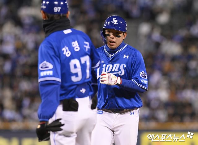 28일 오후 서울 송파구 잠실야구장에서 열린 '2025 신한 SOL Bank KBO리그' 삼성 라이온즈와 두산 베어스의 경기, 8회초 삼성 김영웅이 안타를 날린 뒤 세리머니를 하고 있다. 엑스포츠뉴스 DB