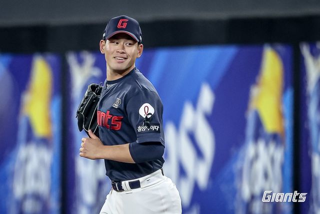 롯데 자이언츠 좌완 영건 김진욱이 2일 대전 한화생명 볼파크에서 열린 2025 신한 SOL Bank KBO리그 한화 이글스와의 팀 간 1차전에 선발등판, 5.1이닝 2실점 1자책 호투로 승리투수가 됐다. 사진 롯데 자이언츠