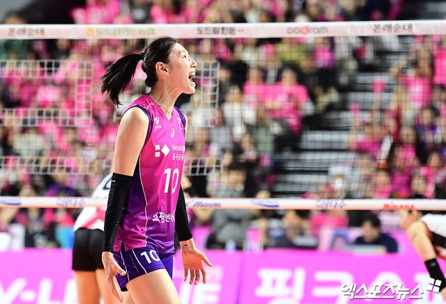 흥국생명 김연경이 2일 인천 삼산월드체육관에서 열린 정관장과의 챔피언결정전 2차전에서 포효하고 있다. 엑스포츠뉴스 삼산, 박지영 기자