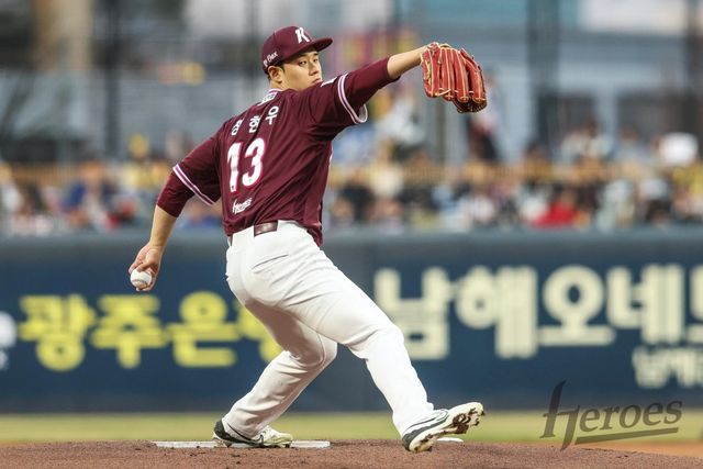 키움 히어로즈 투수 신인 좌완 정현우가 데뷔전 122구를 소화한 뒤 한 차례 등판을 건너뛰고 오는 6일 홈 데뷔전을 치를 계획이다. 키움 히어로즈