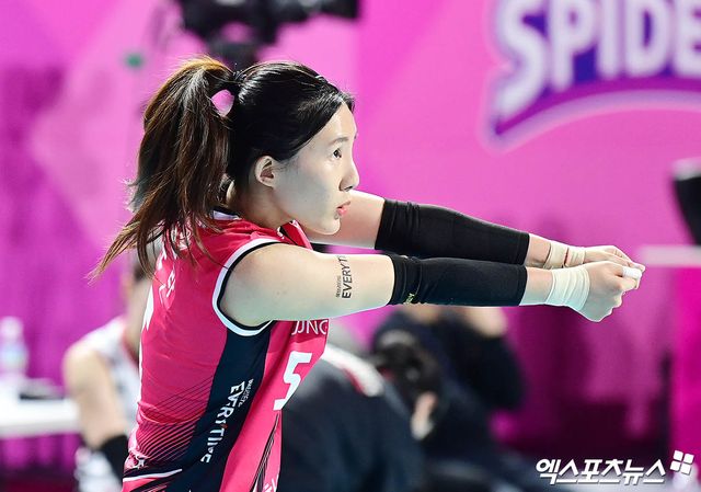 정관장 리베로 노란이 2일 인천 삼산월드체육관에서 흥국생명과 챔피언결정전 2차전을 앞두고 훈련에 임하고 있다. 엑스포츠뉴스 삼산, 박지영 기자