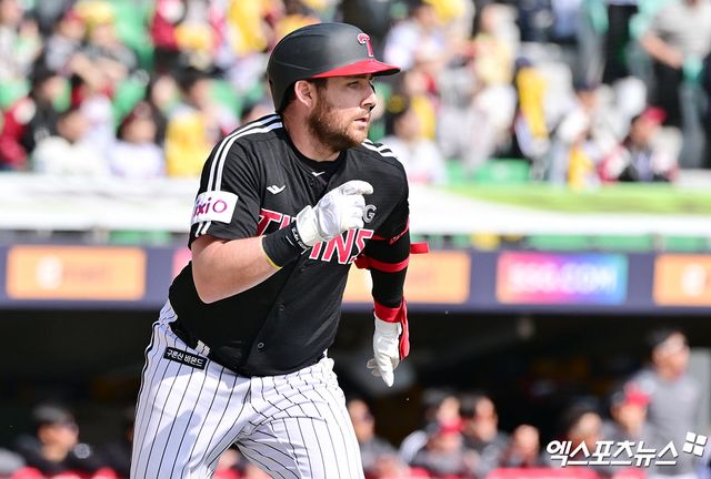LG 내야수 오스틴은 2일 수원 KT위즈파크에서 열린 '2025 신한 SOL Bank KBO 리그' KT와 정규시즌 첫 번째 맞대결에서 3번타자 1루수로 선발 출전했다. 3회초 홈런으로 3경기 연속 홈런포를 때려냈지만, 팀 패배를 막지 못했다. 엑스포츠뉴스 DB